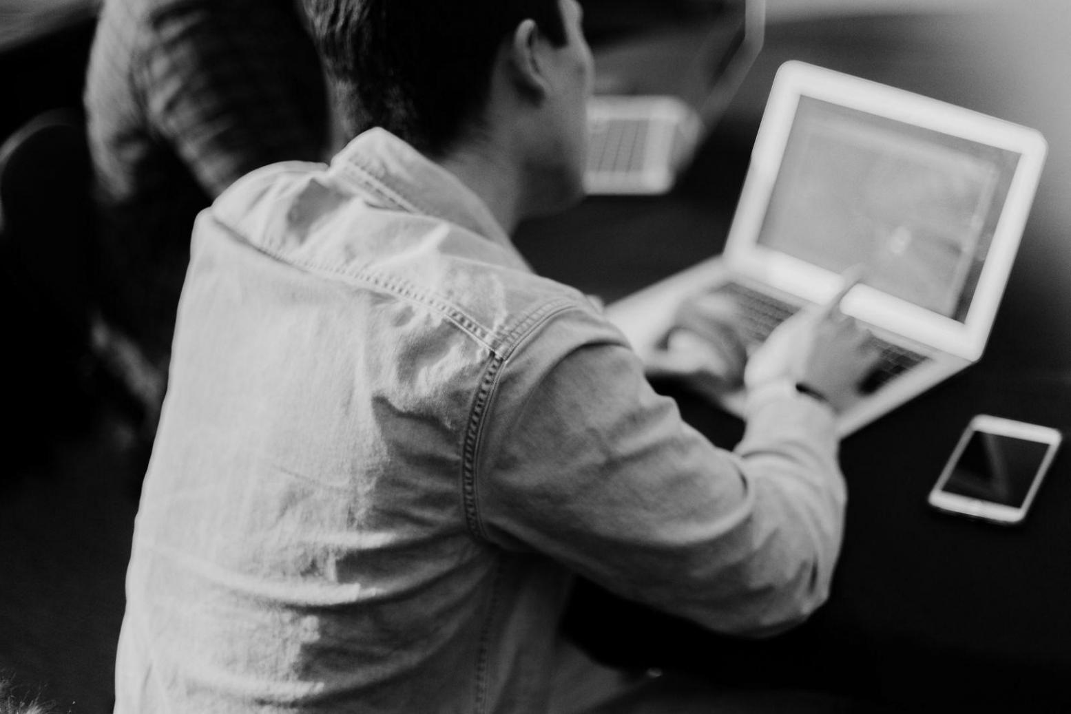 Arbeitsraum mit Finanzberichten und Notizen auf einem Schreibtisch