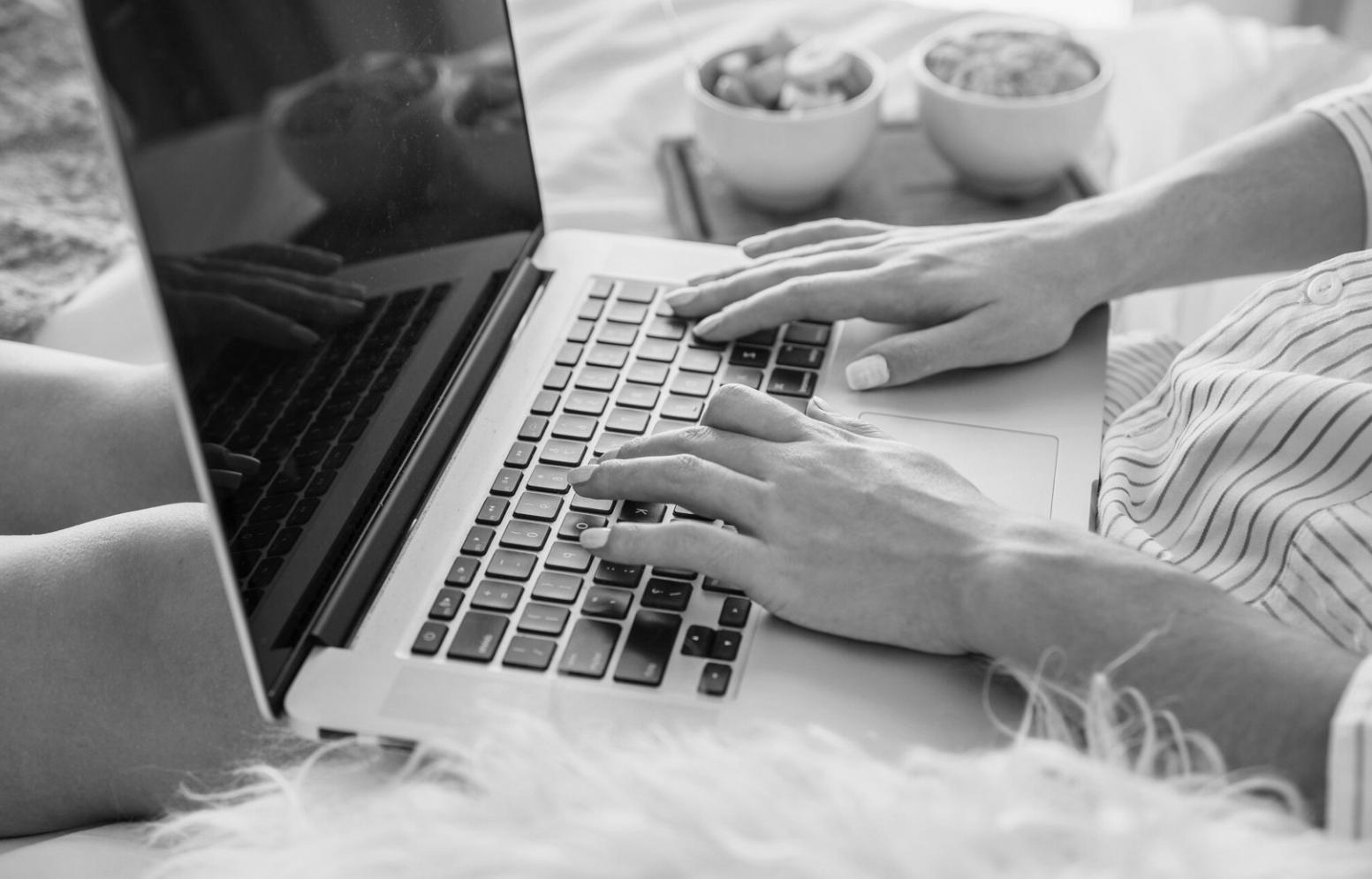 Professionelle Finanzberatung für Geschäftskunden in modernem Büroumfeld