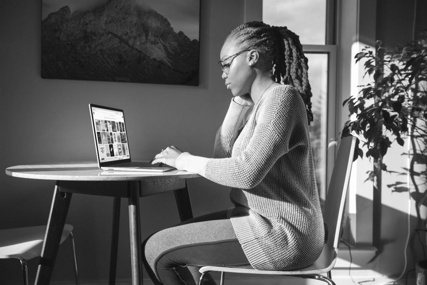 Arbeitsplatz mit Finanzunterlagen und digitalen Tools für Geschäftsplanung